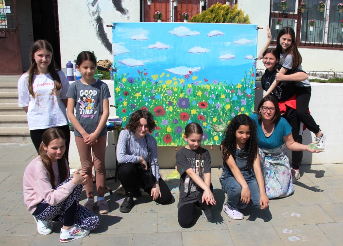 Polaznici likovne radionice oslikali veseli cvjetni mural