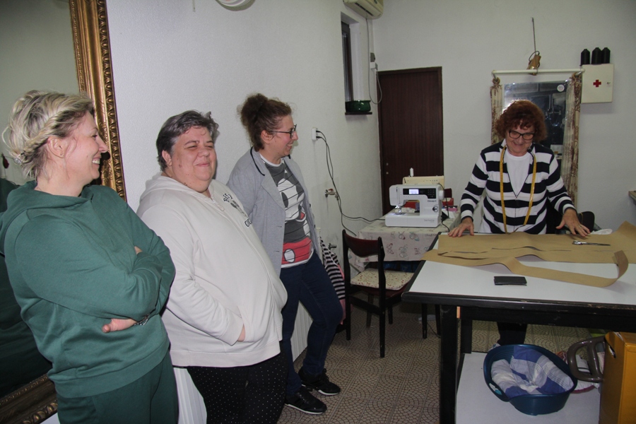 Započeo tečaj krojenja i šivanja u POU „Sedela sam za mašinom...!