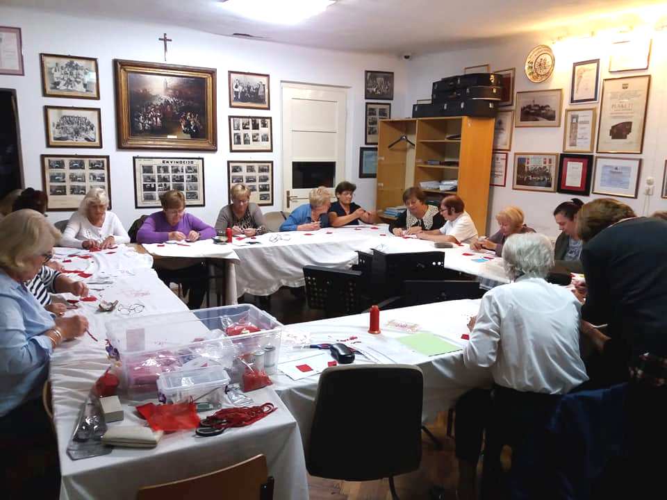 POZIV STARIJIM OSOBAMA (54+) S PODRUČJA GRADA DUGOG SELA DA SE UKLJUČE U BESPLATNE RADIONICE IZRADE TRADICIONALNOG NAKITA I UČENJA SVIRANJA TAMBURICE