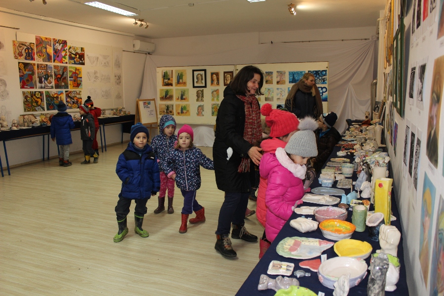 „Ježići“ i „Jagodice“ iz DV Dugo Selo posjetili izložbu „Radost življenja 54+“ u POU Dugo Selo